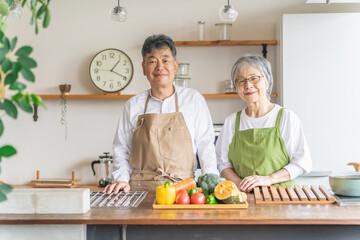 家で料理する日本人の高齢者夫婦（シニア老夫婦）
