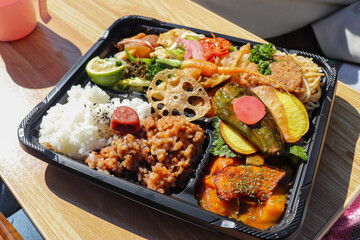 ピクニックのランチ、日本の弁当、野菜たっぷりのランチボックス