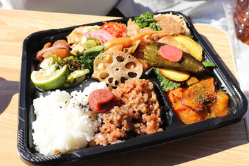 ピクニックのランチ、日本の弁当、野菜たっぷりのランチボックス