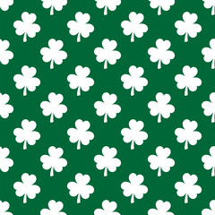Obraz premium Saint Patricks Day shamrock seamless pattern. Green clover leaves on white background. St. Patricks Day backdrop. Vector template for fabric, textile, wallpaper, wrapping paper, etc.