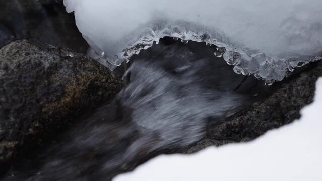 凍てつくせせらぎ