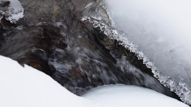 凍てつくせせらぎ