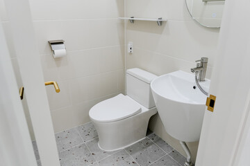 Bathroom interior using creamy tiles