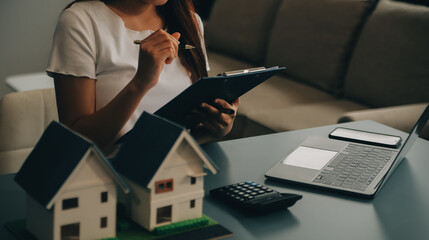 real estate agent Delivering sample homes to customers, mortgage loan contracts. Make a contract for hire purchase and sale of a house. and home insurance contracts, home mortgage loan concepts