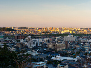 朝日に照らされる街の風景