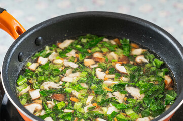 炒め豆腐の具材にだし汁を加える