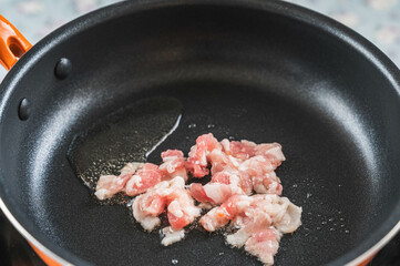 フライパンで炒める豚肉