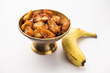 Deep fried ripe plantain slices or pake kele fried chips in a bowl - obrazy, fototapety, plakaty