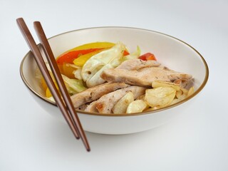 닭가슴살 스테이크와 채소 마늘구이, 나무 젓가락