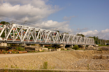 Fototapeta na wymiar metal railway bridge over the river