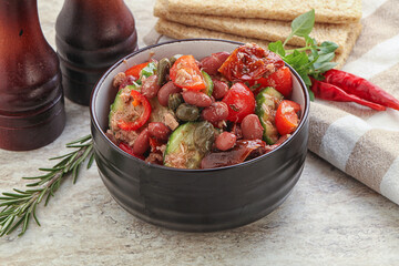 Tuna salad with bean and tomato