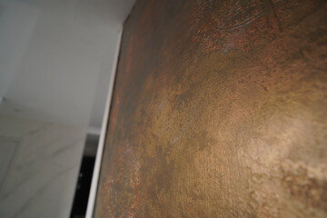 Wall in bronze tone