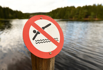 Schild "Springen verboten" an einem Badesteg