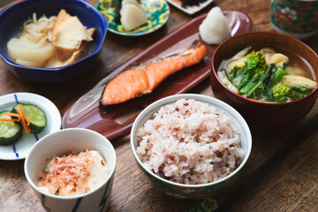 焼き鮭と菜の花と油揚げとしめじのお味噌汁と雑穀米と冷奴と厚揚げと大根ともやしの煮物とお漬物