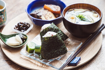 雑穀米のおにぎりと鯖の味噌煮と菜の花と油揚げと舞茸のお味噌汁