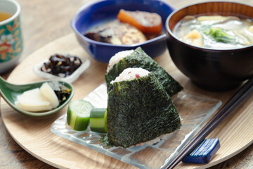 雑穀米のおにぎりと鯖の味噌煮と菜の花と油揚げと舞茸のお味噌汁