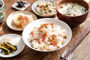 鮭とうすいえんどうの豆ご飯とお味噌汁と小鉢の家庭的な和食