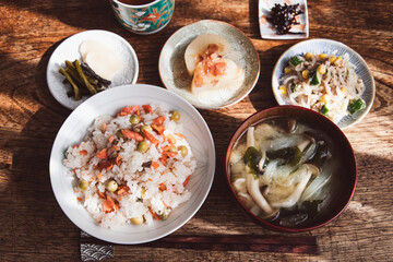 鮭とうすいえんどうの豆ご飯とお味噌汁と小鉢の家庭的な和食