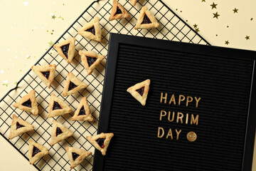 Board with the message: "Happy Purim Day"