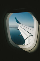 Flugzeug im Himmel bei blauem Himmel