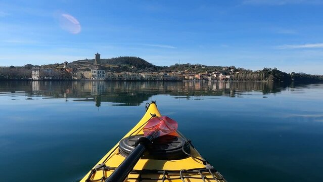 Marta in kayak - lago di Bolsena