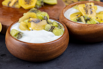 making creamy yogurt with kiwi fruit