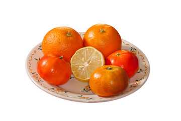Assiette décorée remplie de deux oranges, trois mandarines et un citron entamé