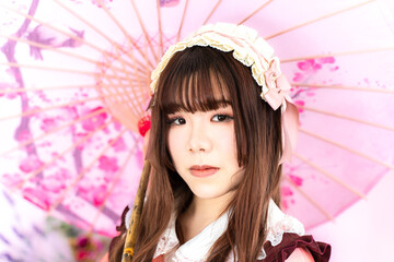 和傘を持つ和ロリの女性