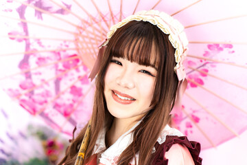 和傘を持つ和ロリの女性