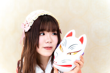 狐面を持つ和ロリの女性