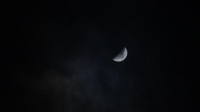 夜空の月　半月　雲の動き　月齢6.2