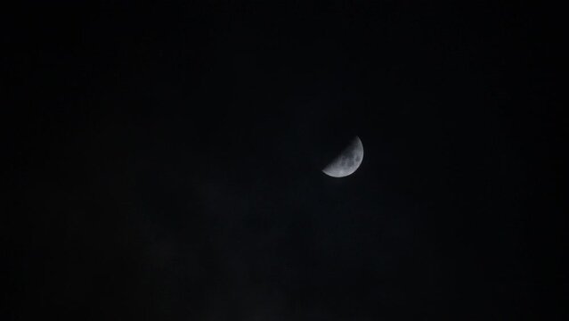 夜空の月　半月　雲の動き　月齢6.2