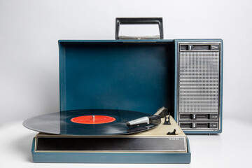 Nostalgische kofferplatenspeler met drie verschillende afspeelsnelheden, 33- 45- en 78 toeren. Ouderwetse vinyl platen zoals singels en lp's kunnen hierop afgespeeld worden