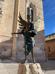 Estatua de un ángel que da la bienvenida a entrar en la casa de dios. Verona, Italia. 