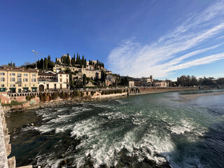 Vista panorámica del río Adige de Verona desde el antiguo Puente de Piedra romano. Italia