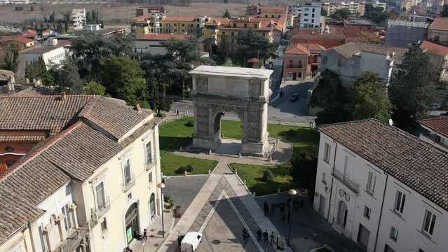 drone: vista aerea su Arco di Traiano. Benevento, Campania, italia