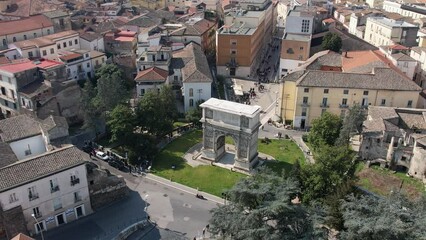 drone: vista aerea su Arco di Traiano. Benevento, Campania, italia