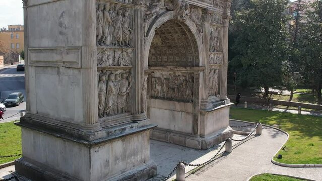 drone: vista aerea su Arco di Traiano. Benevento, Campania, italia