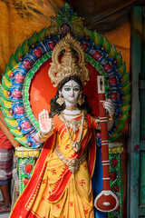Obraz premium Idol of Goddess Devi Saraswati is in preparation for the upcoming Saraswati Puja at a pottery studio in Kolkata, West Bengal, India.