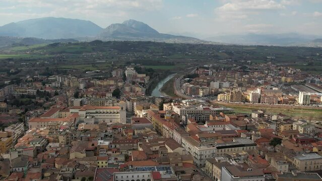 drone: vista aerea su Benevento, Campania, italia