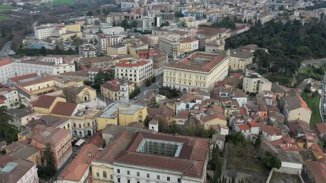 drone: vista aerea su Benevento, Campania, italia