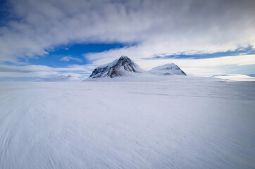 Fototapeta na wymiar Beautiful winter landscape in Antarctica with snow covered mountains and blue sky