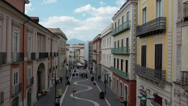 drone: vista aerea su corso di Benevento, Campania, italia