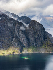 Lofoten - Majestätische Fjordlandschaft unter Wolken