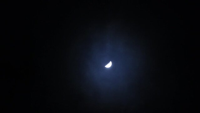 夜空の月　半月　雲の動き	