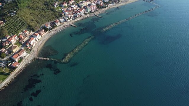drone: vista aerea su Pioppi, Cilento, Campania, Italia.