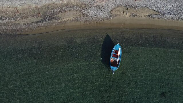 drone: vista aerea su barca da pesca in mare vicino spiaggia.