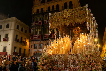 paso de palio de la esperanza de Triana en la madruga de la semana santa de Sevilla, España