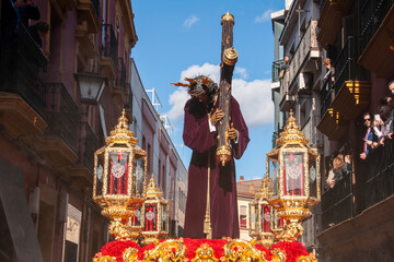 Fototapeta premium Jesús con la cruz, semana santa de Sevilla, hermandad de San Roque
