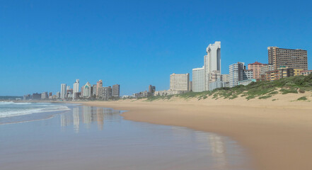 Obraz premium Sandstrand am Indischen Ozean und die Skyline von Durban in Südafrika